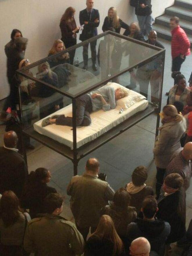 © 25 mars 2013 - Tilda Swinton, lors de sa performance au MoMA à New York, samedi. - Photo Twitter joshfjelstad © 25 mars 2013 - Tilda Swinton, lors de sa performance au MoMA à New York, samedi. - Photo Twitter joshfjelstad