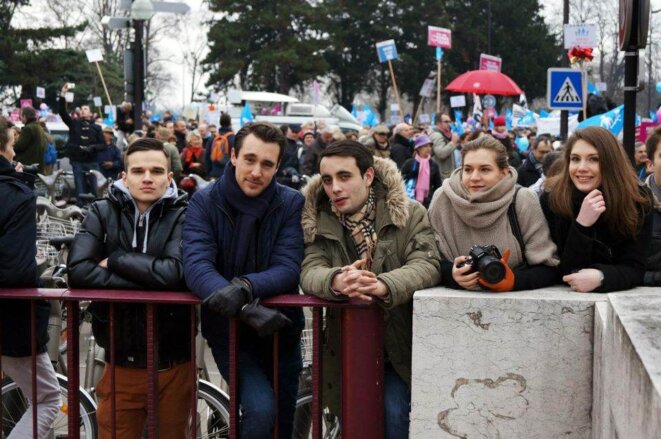 Edouard Klein (au milieu) lors d'une manifestation contre le mariage pour tous, cet hiver. © Reflexes