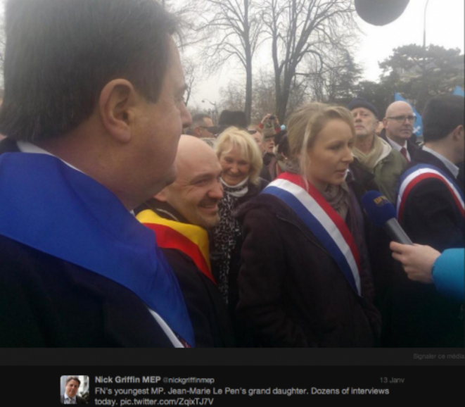 Nick Griffin (à gauche) à côté de Marion Maréchal-Le Pen (à droite), dans le cortège du FN. © Twitter / Nick Griffin