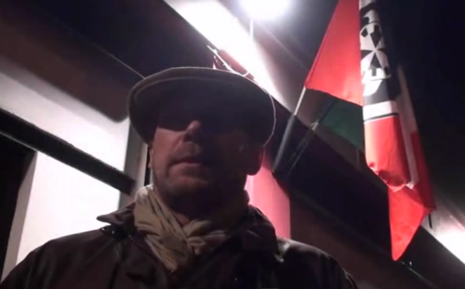 Alain Soral lors de sa visite à Casapound, en novembre 2011, filmé par E&R. Derrière lui, le drapeau de la tortue. © Capture d'écran de la vidéo d'Égalité et réconciliation. Alain Soral lors de sa visite à Casapound, en novembre 2011, filmé par E&R. Derrière lui, le drapeau de la tortue. © Capture d'écran de la vidéo d'Égalité et réconciliation.