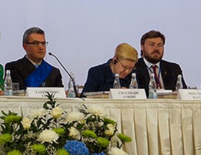 A. Chauprade à un forum sur la famille organisé le 10 septembre, à Moscou, avec Konstantin Malofeev (3e en partant de la droite) © Blog du chercheur Anton Shekhovtsov A. Chauprade à un forum sur la famille organisé le 10 septembre, à Moscou, avec Konstantin Malofeev (3e en partant de la droite) © Blog du chercheur Anton Shekhovtsov