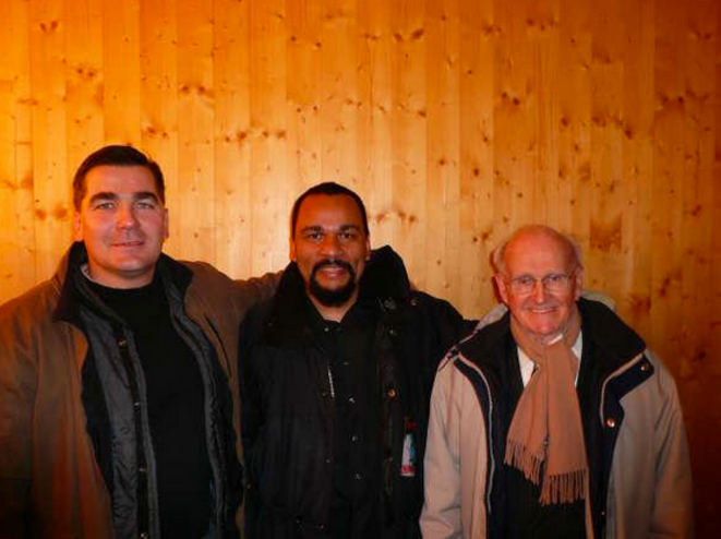 Frédéric Chatillon avec Dieudonné et le négationniste Robert Faurisson, en 2009, au théâtre de la Main d&#039;or, à Paris.