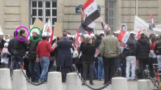 Frédéric Chatillon (cercle violet) et Olivier Duguet (cercle vert) lors du rassemblement pro-Bachar el-Assad le 30 octobre 2011. © Reflexes Frédéric Chatillon (cercle violet) et Olivier Duguet (cercle vert) lors du rassemblement pro-Bachar el-Assad le 30 octobre 2011. © Reflexes