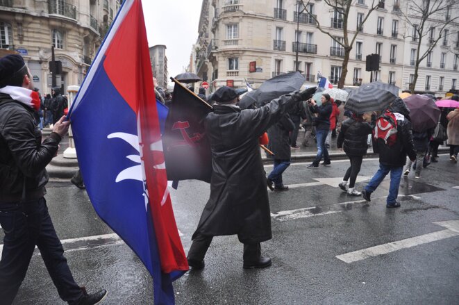 Dans la foule, dimanche, un manifestant faisant un salut nazi. © Nicolas Serve Dans la foule, dimanche, un manifestant faisant un salut nazi. © Nicolas Serve