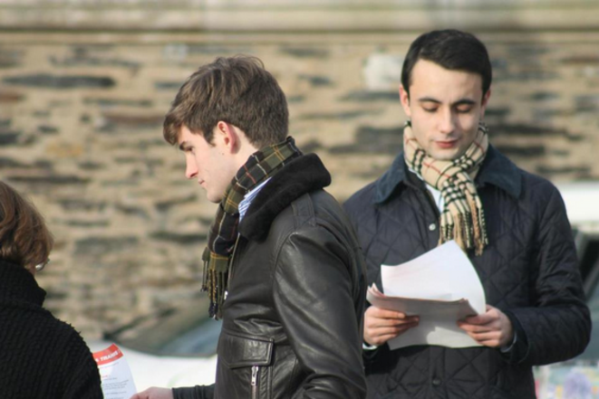 Edouard Klein tractant avec le FNJ à Angers, en décembre 2012. © Photo publiée sur le site du Front national de la Jeunesse (FNJ).