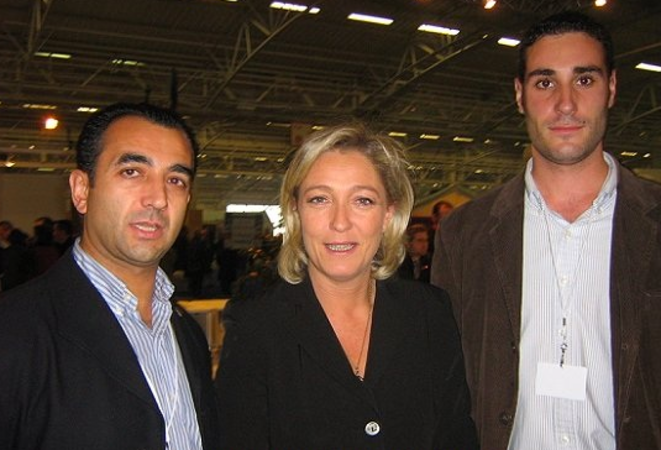 Marine Le Pen en 2006 avec des membres de la Falange, dont son dirigeant, Manuel Andrino (à gauche). © la-flamme.fr