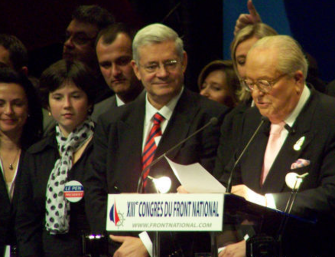 Laura Lussaud sur l'estrade du congrès du FN en 2007 à Bordeaux, avec Louis Aliot, Bruno Gollnisch, Marine et Jean-Marie Le Pen  © dr
