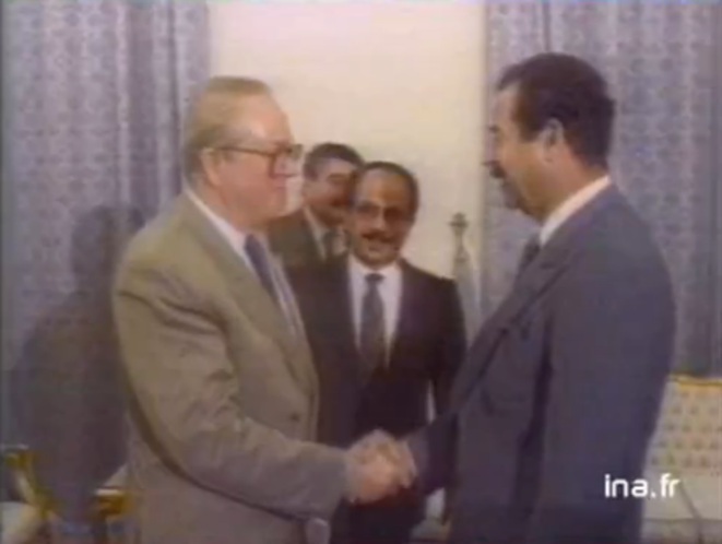 Jean-Marie Le Pen reçu par Saddam Hussein à Bagdad le 9 novembre 1990. © Capture d'écran INA. Jean-Marie Le Pen reçu par Saddam Hussein à Bagdad le 9 novembre 1990. © Capture d'écran INA.
