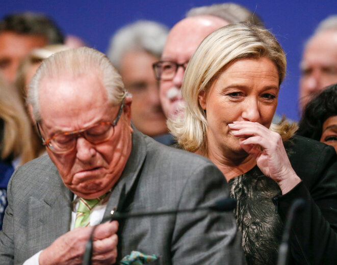 Jean-Marie et Marine Le Pen, le 30 novembre 2014, au congrès de Lyon. © Reuters Jean-Marie et Marine Le Pen, le 30 novembre 2014, au congrès de Lyon. © Reuters
