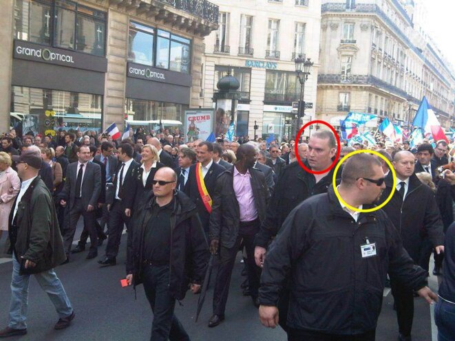 Olivier Vivien (cercle rouge) et Daniel Mack (cercle jaune) assurent la sécurité du défilé du 1er-Mai du FN, en 2012. © Reflexes