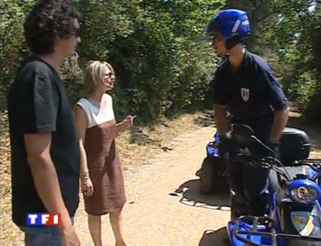 À gauche (en noir, avec des lunettes), un policier municipal joue un promeneur sermonné une cigarette à la main. À gauche (en noir, avec des lunettes), un policier municipal joue un promeneur sermonné une cigarette à la main.