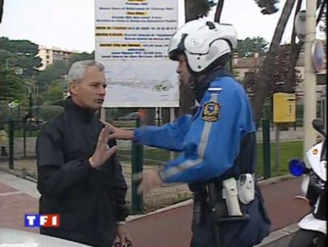 À gauche, en noir, un autre membre de la police municipale à l'époque, dans le même reportage. À gauche, en noir, un autre membre de la police municipale à l'époque, dans le même reportage.