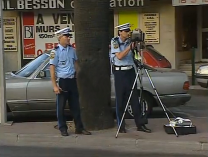 Jacques Leroux apparaît comme policier municipal dans un autre reportage de TF1, le 26 juin 2001. Jacques Leroux apparaît comme policier municipal dans un autre reportage de TF1, le 26 juin 2001.