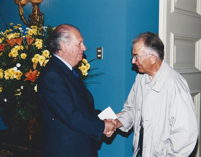 Pierre reçoit la nationalité chilienne des mains du Président de la République, Ricardo Lagos © MT Martin Pierre reçoit la nationalité chilienne des mains du Président de la République, Ricardo Lagos © MT Martin