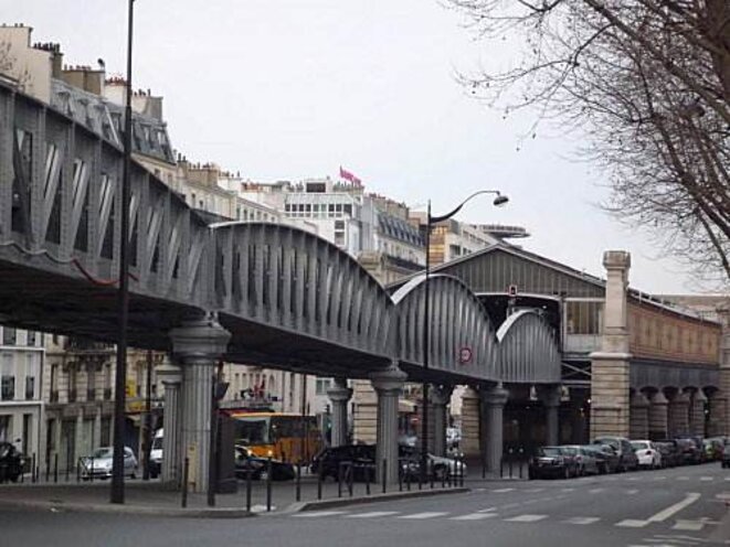 Les mains dans le dos