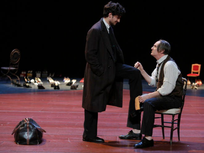 Louis Garrel (Dorante) et Yves Jacques (Dubois). (Photo : Pascal Victor). Louis Garrel (Dorante) et Yves Jacques (Dubois). (Photo : Pascal Victor).