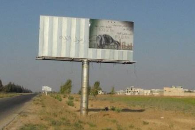 Publicité pour la radio posée clandestinement pendant la nuit le long de l’autoroute Publicité pour la radio posée clandestinement pendant la nuit le long de l’autoroute