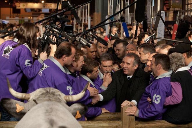 Francois Bayrou devant Valentine avec les éleveurs du groupe Gascon. © Thomas Haley