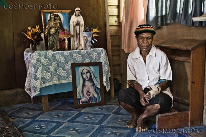 Port Moresby, 18 janvier 2012. Mary Elaes, 48 ans, trouve refuge à l'église © Vlad Sohkin / Cosmos
