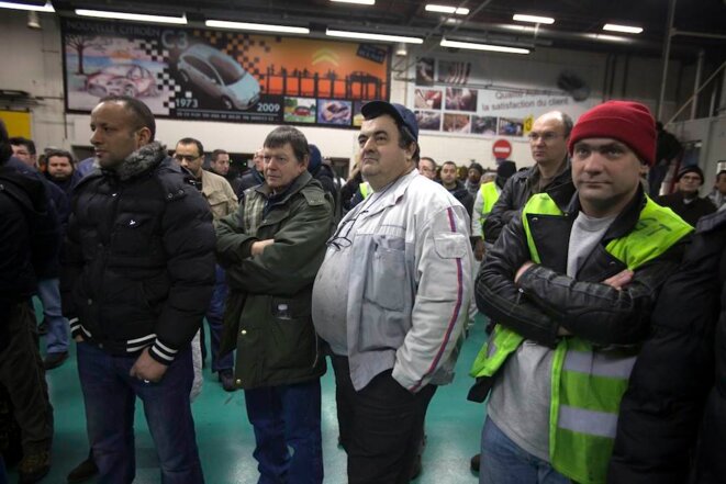 Les grévistes écoutent leurs délégués © Thomas Haley Les grévistes écoutent leurs délégués © Thomas Haley