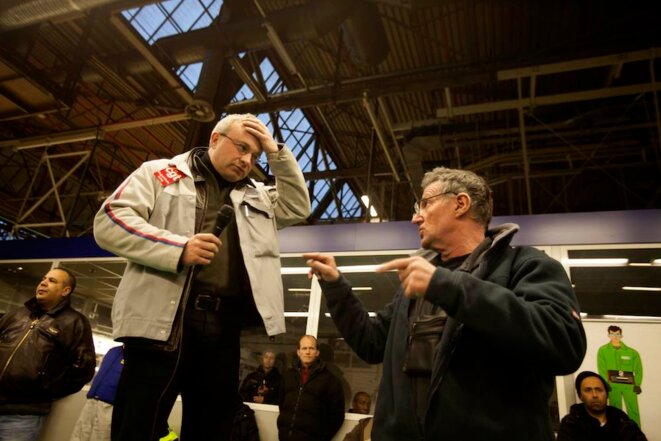 Jean-Pierre Mercier (main sur la tête) et Philippe Julien, délégués CGT © Thomas Haley Jean-Pierre Mercier (main sur la tête) et Philippe Julien, délégués CGT © Thomas Haley