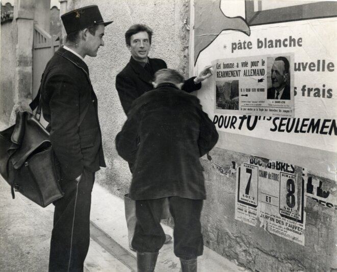 Vailland, collant des affiches pour le PCF à la fin des années 1940. © Ville de Bourg-en-Bresse – Médiathèque E. & R. Vailland / DR Vailland, collant des affiches pour le PCF à la fin des années 1940. © Ville de Bourg-en-Bresse – Médiathèque E. & R. Vailland / DR