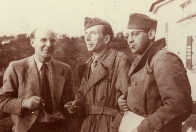 Roger Vailland au centre, correspondant de guerre pour Action et Libération en 1944-1945. © Collection Frédéric Vailland ; Ville de Bourg-en-Bresse – Médiathèque E. & R. Vailland / DR Roger Vailland au centre, correspondant de guerre pour Action et Libération en 1944-1945. © Collection Frédéric Vailland ; Ville de Bourg-en-Bresse – Médiathèque E. & R. Vailland / DR