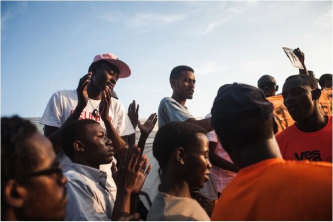 Manifestation de migrants et de soutiens devant la frontière franco-italienne de Vintimille. 12 juillet 2015. © Michel Lapini Manifestation de migrants et de soutiens devant la frontière franco-italienne de Vintimille. 12 juillet 2015. © Michel Lapini