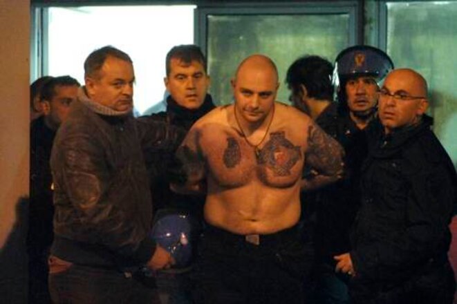 Le chef supposé des hooligans serbes, Ivan Bogdanov, lors de son arrestation à Gênes © Reuters Le chef supposé des hooligans serbes, Ivan Bogdanov, lors de son arrestation à Gênes © Reuters