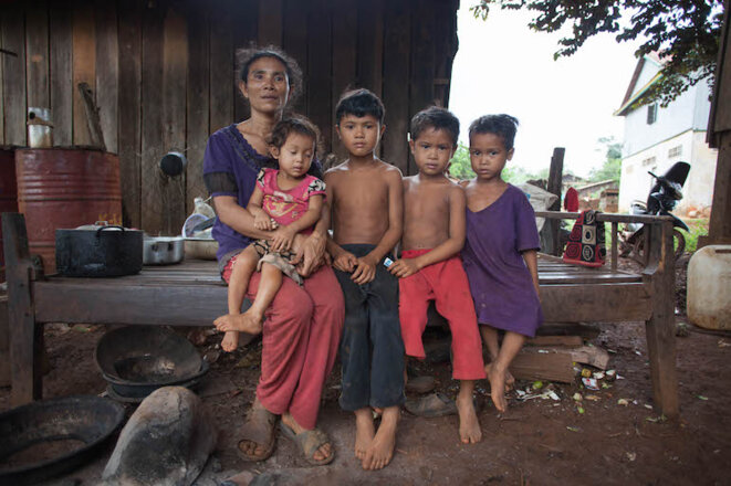 Don Ouch, la femme de Keo Chat et 4 de leurs 9 enfants au village de Busra © Eléonore Sok-Halkovich Don Ouch, la femme de Keo Chat et 4 de leurs 9 enfants au village de Busra © Eléonore Sok-Halkovich