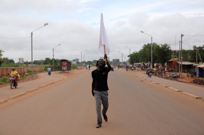 Un manifestant burkinabè opposé au coup d'Etat, le 20 septembre 2015 © Joe Penney/Reuters Un manifestant burkinabè opposé au coup d'Etat, le 20 septembre 2015 © Joe Penney/Reuters