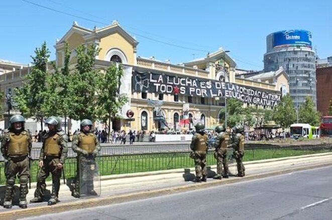L'Université du Chili, au centre de Santiago, surveillée par les carabineros. © Thomas Cantaloube L'Université du Chili, au centre de Santiago, surveillée par les carabineros. © Thomas Cantaloube