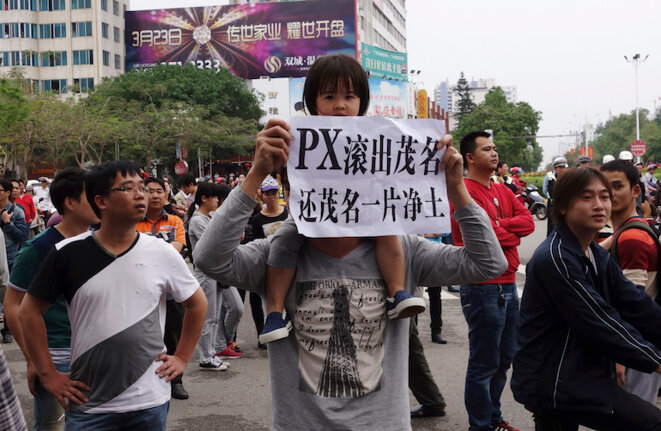 Manifestation contre un projet d'usine chimique fabriquant du paraxylène dans la pronvince de Guandong en avril 2014 © Reuters Manifestation contre un projet d'usine chimique fabriquant du paraxylène dans la pronvince de Guandong en avril 2014 © Reuters