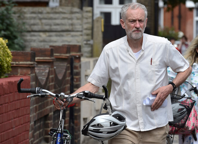 Jeremy Corbyn et son vélo se rendant à un meeting le 9 août 2015. © Reuters Jeremy Corbyn et son vélo se rendant à un meeting le 9 août 2015. © Reuters