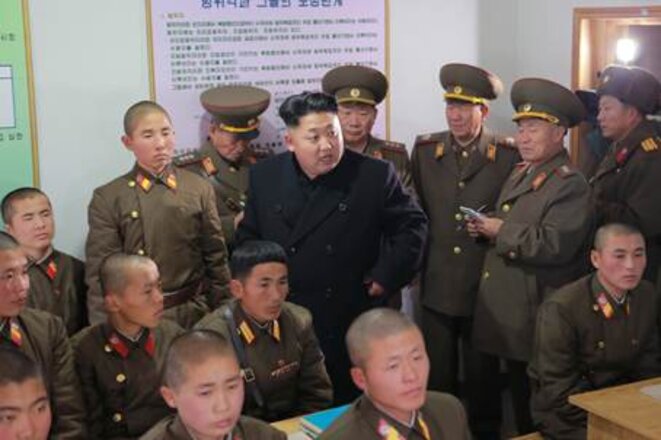 Kim Jong-un en visite dans une compagnie d'artillerie. Décembre 2014. © Pyongyang Times Kim Jong-un en visite dans une compagnie d'artillerie. Décembre 2014. © Pyongyang Times