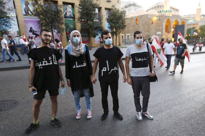 Des manifestants de la campagne "Vous Puez !" Sur leurs tee-shirts: "Marre de la criminalité, de la corruption et du sectarisme" © Jamal Saidi/Reuters Des manifestants de la campagne "Vous Puez !" Sur leurs tee-shirts: "Marre de la criminalité, de la corruption et du sectarisme" © Jamal Saidi/Reuters