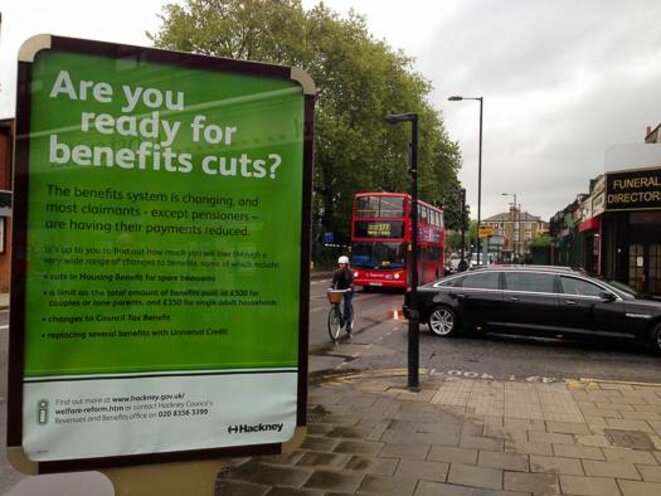 "Etes-vous prêts pour la réduction de vos bénéfices sociaux ?" demande une affiche municipale à Hackney à Londres. © TC "Etes-vous prêts pour la réduction de vos bénéfices sociaux ?" demande une affiche municipale à Hackney à Londres. © TC