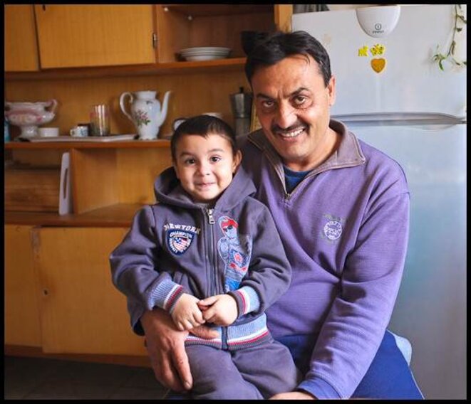Laszlo, maire-adjoint de Gilvanfa, avec son petit-fils. © Thomas Cantaloube Laszlo, maire-adjoint de Gilvanfa, avec son petit-fils. © Thomas Cantaloube