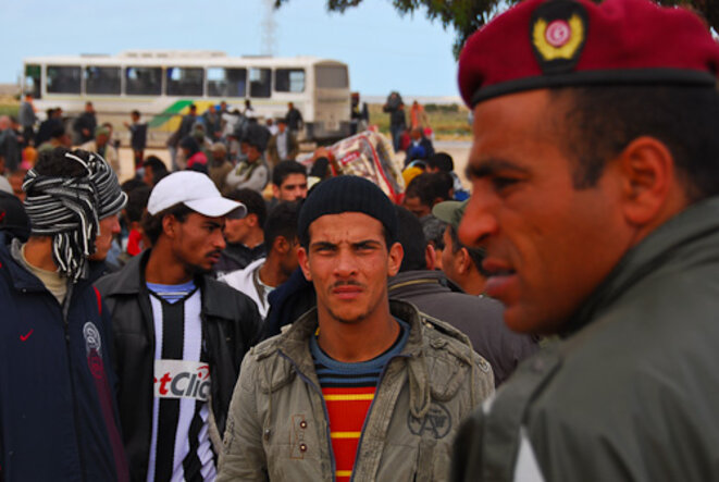 Des réfugiés égyptiens attendent devant le centre de triage tunisien. © Thomas Cantaloube Des réfugiés égyptiens attendent devant le centre de triage tunisien. © Thomas Cantaloube