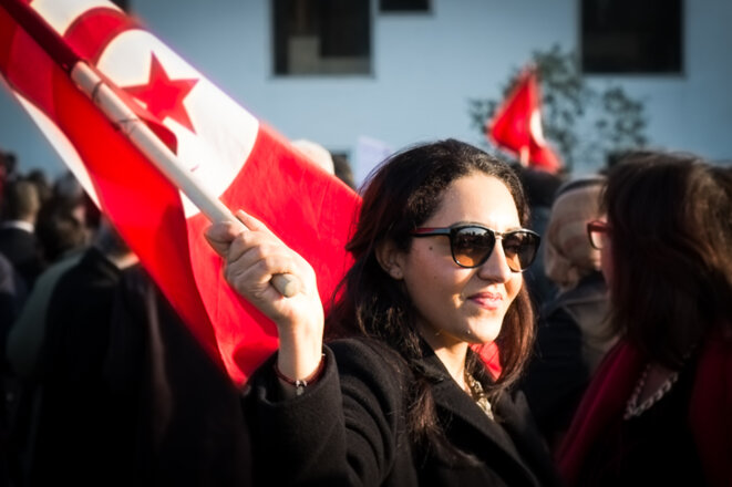 Une manifestante devant le musée du Bardo, jeudi 19 mars. © Thomas Cantaloube Une manifestante devant le musée du Bardo, jeudi 19 mars. © Thomas Cantaloube