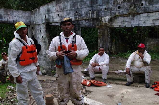 Des habitants de la petite ville proche, Caripito. Pour 79 bolivars par jour ils sont chargés de nettoyer le cours d'eau. © Jean-Baptiste Mouttet