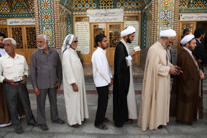 Des électeurs attendent pour voter à Qom, vendredi 14 juin © Reuters Des électeurs attendent pour voter à Qom, vendredi 14 juin © Reuters