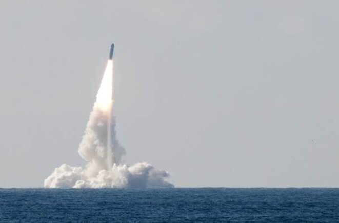 Tirs de missile M51 à partir d'un SNLE (sous-marin nucléaire lanceur d'engins ) Tirs de missile M51 à partir d'un SNLE (sous-marin nucléaire lanceur d'engins )