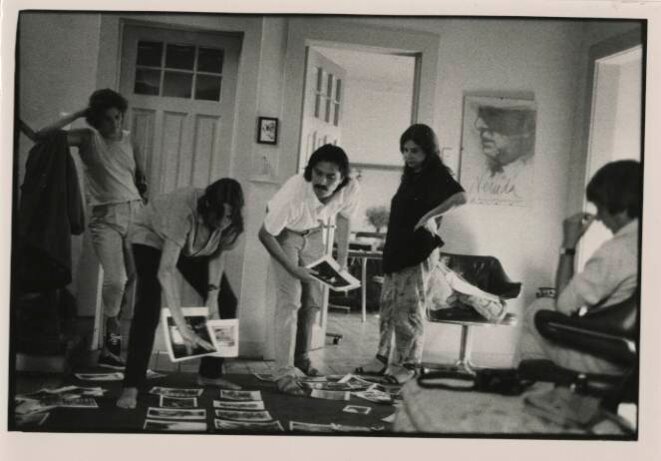 De gauche à droite: les photographes Helen Hughes, Susan Meiselas, Álvaro Hoppe, Paz Errázuriz et Marcelo Montecino (assis à dte). © Alejandro Hoppe De gauche à droite: les photographes Helen Hughes, Susan Meiselas, Álvaro Hoppe, Paz Errázuriz et Marcelo Montecino (assis à dte). © Alejandro Hoppe