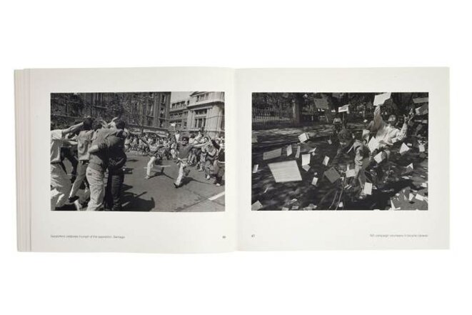 Des supporteurs fêtant la victoire de l’opposition, Santiago, 1988 © Claudio Pérez / Bénévoles de la campagne pour le NON dans une caravane de bicyclettes, 1988 © Álvaro Hoppe Des supporteurs fêtant la victoire de l’opposition, Santiago, 1988 © Claudio Pérez / Bénévoles de la campagne pour le NON dans une caravane de bicyclettes, 1988 © Álvaro Hoppe
