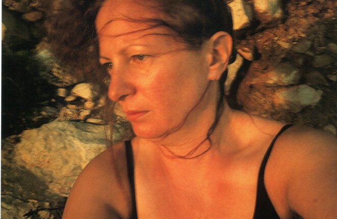 Autoportrait sur les rochers, Levano, Sicile, 1999 © Nan Goldin Autoportrait sur les rochers, Levano, Sicile, 1999 © Nan Goldin
