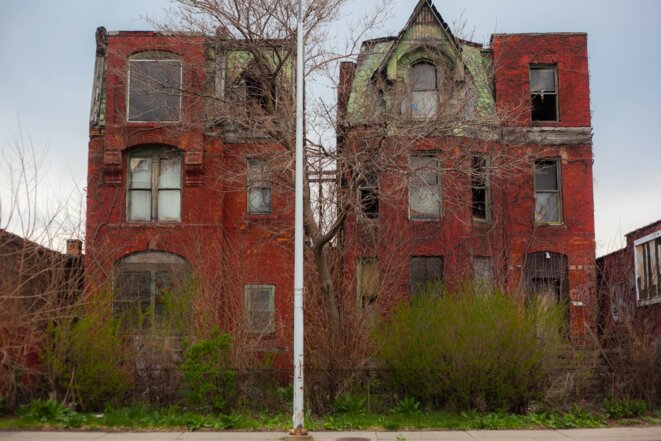 Même en plein centre ville, ici dans le quartier de Cass Corridor, des bâtiments abandonnés font encore partie du paysage. © Nastasia Peteuil Même en plein centre ville, ici dans le quartier de Cass Corridor, des bâtiments abandonnés font encore partie du paysage. © Nastasia Peteuil
