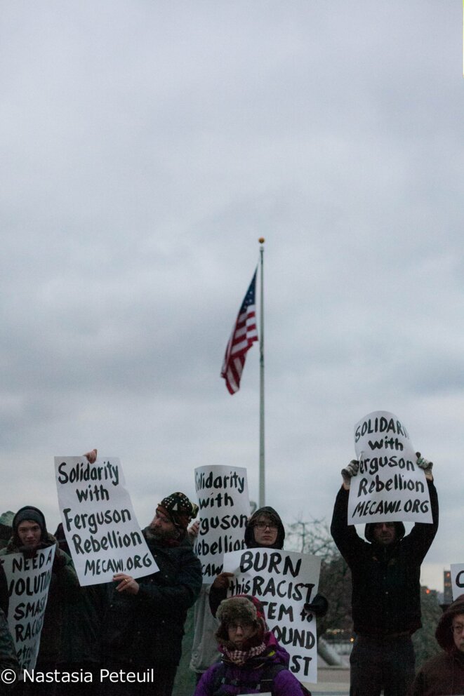 "Solidarité avec la rébellion de Ferguson", peut-on lire sur les panneaux des militants. © Nastasia Peteuil "Solidarité avec la rébellion de Ferguson", peut-on lire sur les panneaux des militants. © Nastasia Peteuil