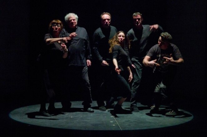 Scène de "2500 à l'heure" par le Théâtre de l'Unité © Jean-Pierre Estournet Scène de "2500 à l'heure" par le Théâtre de l'Unité © Jean-Pierre Estournet