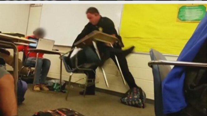 Une élève noire brutalisée par un policier blanc en pleine classe 